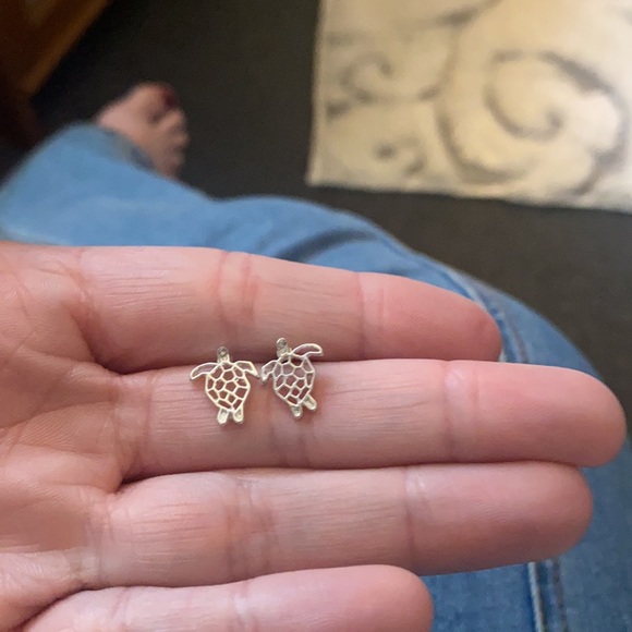Turtle stud earrings - Picture 2 of 2